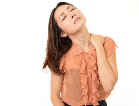 首や肩の痛みが慢性化してしまう原因は？