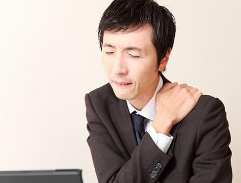 首や肩の痛みが慢性化してしまう原因は？